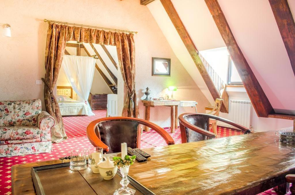 The Attic Lägenhet Braşov Exteriör bild